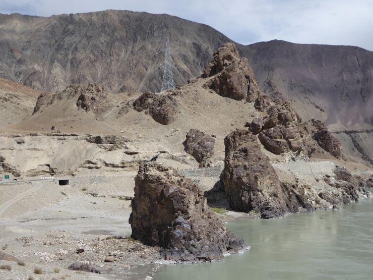 Indus between rocks and stones